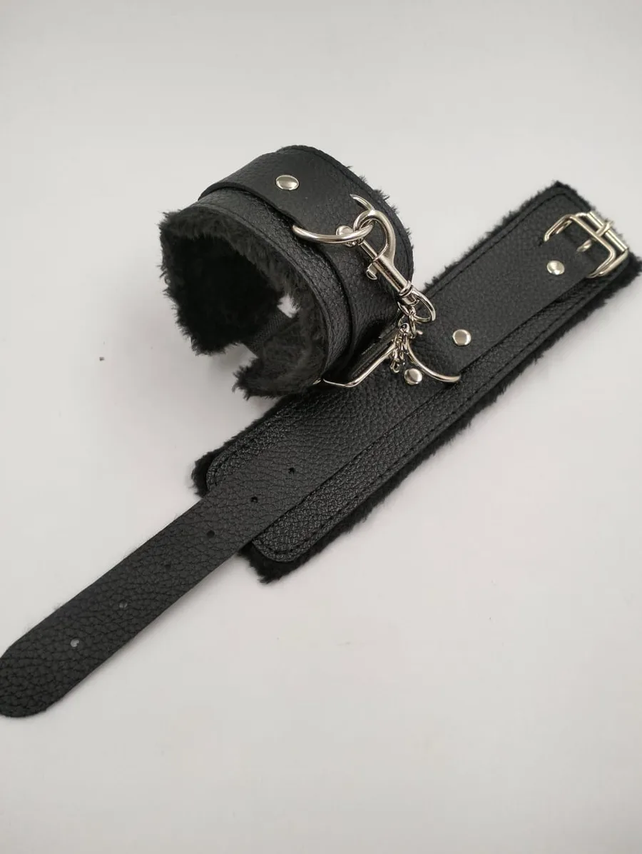 Наручники экокжа мех черные