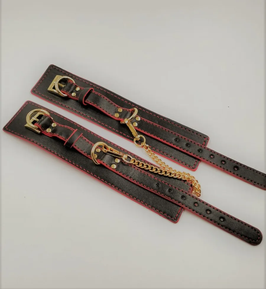 Наручники экокжа черно-красные с золотой цепочкой