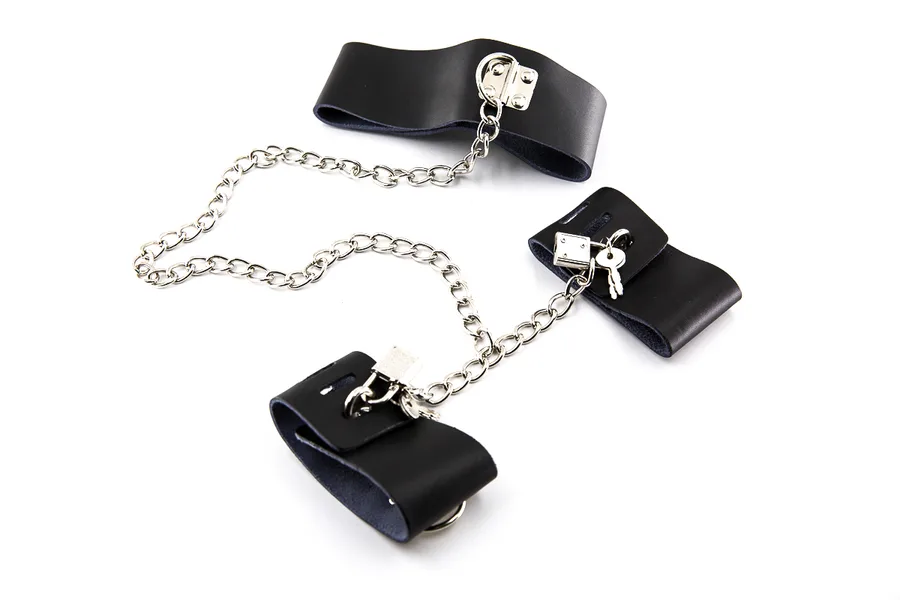 Оковы перед спиной