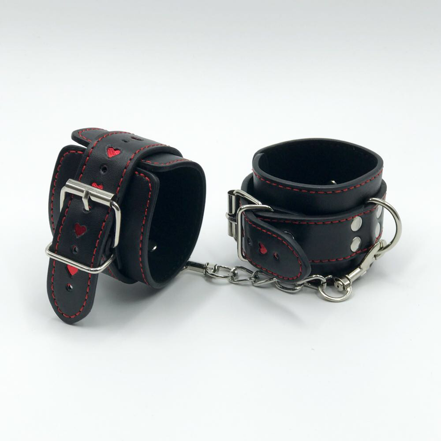 Оковые черные экокожа с сердцами красной строчкой